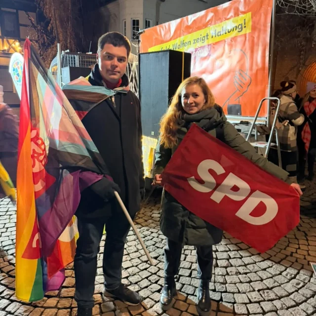 Heute waren wir als SPD auf der Kundgebung des @netzwerk_zukunft_gestalten Bitterfeld. Gegen die blauen Rattenfänger für die Demokratie 🌹
Eure Landtagskandidierenden
Für Bitterfeld: Katarina Kohl 
Für Köthen: Felix Giesa