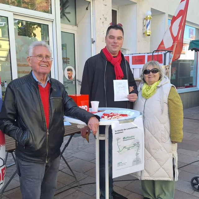 Heute zum Gartenmarkt stehen wir als SPD Ortsverein mit dem Direktkandidaten für die Landtagswahl Felix Giesa in der Schalnaunischen Straße.
Thema heute ist die Reaktivierung der @saftbahn die S2 Köthen - Leipzig.
Weitere Gesprächsthemen waren:
Kaputte Bänke, öffentliche Toiletten, Bildung und die Auswahl der Händler auf dem Wochenmarkt.
#spd #koethen #Landtagswahl2026 #sachsenanhalt