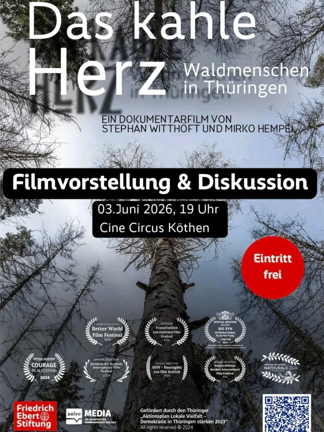 Dokumentarfilm „Das kahle Herz – Waldmenschen in Thüringen“ / FES Stiftung

Hallo zusammen, anbei im Auftrag der Friedrich-Ebert-Stiftung

hiermit möchten wir Sie herzlich zur Filmvorstellung und anschließenden Diskussion des Dokumentarfilms „Das kahle Herz – Waldmenschen in Thüringen“ einladen.

Der Film beleuchtet die faszinierende Welt des Thüringer Waldes und zeigt die enge Verbindung zwischen Mensch und Natur. Zugleich macht er deutlich, vor welchen Herausforderungen unsere Wälder und die Menschen, die sie schützen und bewahren, heute stehen – von Trockenheit über Schädlingsbefall bis hin zu den Folgen des Klimawandels.

Im Anschluss an die Filmvorführung diskutieren Felix Giesa (SPD-Landtagskandidat) und Grit Leeder (Revierförsterin und Protagonistin des Films) über den Zustand unserer Wälder, den Natur- und Klimaschutz sowie die Bedeutung nachhaltiger Forstpolitik. Die Moderation übernimmt Tom Koch.

Die Veranstaltung findet statt am:

Mittwoch, 3. Juni 2026, um 19.00 Uhr

Cine Circus Köthen

Weintraubenstraße 15

06366 Köthen (Anhalt)

 

Der Eintritt ist frei. Weitere Informationen finden Sie online unter:

https://www.fes.de/lnk/wald