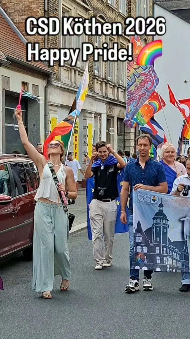 ​„Wähl Liebe! Trotz Widerstand: Vielfalt gewinnt“ – Was für ein kraftvoller CSD heute in Köthen! 🏳️‍🌈✨

​Genau dieses Motto hat den heutigen Tag perfekt auf den Punkt gebracht. Wir haben auf dem Marktplatz lautstark, bunt und unübersehbar bewiesen, dass unsere Heimat von Offenheit und Zusammenhalt lebt – und nicht von Ausgrenzung! ✊❤️

​Gemeinsam mit unserer diesjährigen Schirmherrin @sabrina.repp (SPD) die jüngste deutsche Europaabgeordnete – und Hunderten engagierten Menschen aus Köthen und Umgebung haben wir ein unmissverständliches Zeichen für Vielfalt, Gleichberechtigung und Toleranz gesetzt. Heute stand das gemeinsame Miteinander im Vordergrund, ganz ohne Parteipolitik, denn diese Werte gehen uns alle an! 

​Gerade bei uns gilt: Wir weichen keinen Zentimeter zurück, wenn es um die Menschenwürde geht. Ein riesiges Danke an das gesamte Organisationsteam und alle, die heute mit uns Gesicht gezeigt haben!

​💬 Wart ihr heute auch in Köthen am Start? Teilt eure Eindrücke und liebsten Momente direkt in den Kommentaren! 👇

​Viele Grüße
Felix Giesa

#csd #AfDVerbot #heimat #demokratie #spd